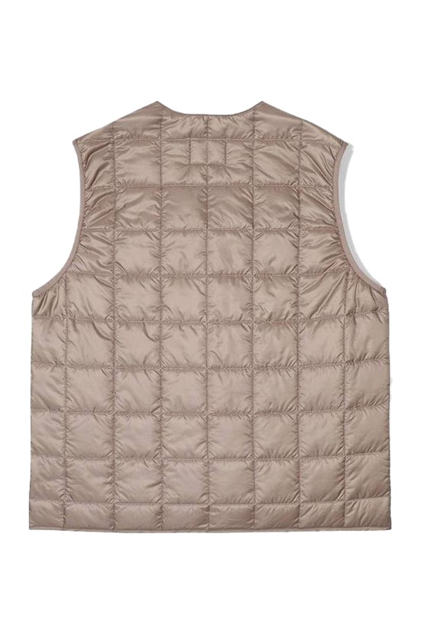 [오닐] 25/FW 남성 카펠 써모어 퀼팅 베스트 OMVPO4101-508는 가을과 겨울에 따뜻함과 스타일을 동시에 잡을 수 있는 남성용 패딩 베스트입니다. 부드러운 촉감의 나일론 소재와 두꺼운 두께, 퀼팅 패턴이 특징이며, 보온성과 경량성을 갖춰 활동성을 보장합니다. 캐주얼, 스포티, 미니멀 스타일을 소화하며, 출근룩, 캠핑룩 등 다양한 TPO에 활용 가능합니다. 버튼 여밈 방식과 레귤러핏 디자인으로 편안한 착용감을 선사합니다. 민소매 디자인으로 활동성을 높였습니다.
