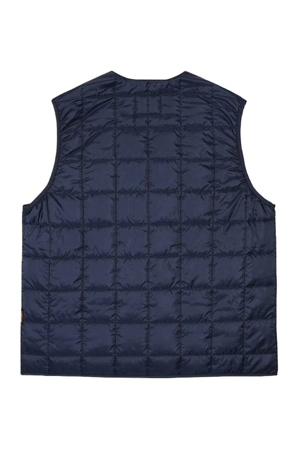 [오닐] 25/FW 남성 카펠 써모어 퀼팅 베스트 OMVPO4101-925는 가을, 겨울 시즌에 착용하기 좋은 남성용 퀼팅 베스트입니다. 다크 네이비 컬러의 슬림핏 디자인으로 캐주얼, 스포티, 미니멀 스타일을 연출하기 좋습니다. 써모어 충전재와 립조직 촉감으로 따뜻함과 편안함을 제공하며, 민소매 디자인으로 활동성을 높였습니다. 출근룩, 여행룩 등 다양한 TPO에 활용할 수 있으며, 광택감 있는 표면이 돋보입니다. 폴리에스터 소재를 사용하여 관리 또한 용이합니다.
