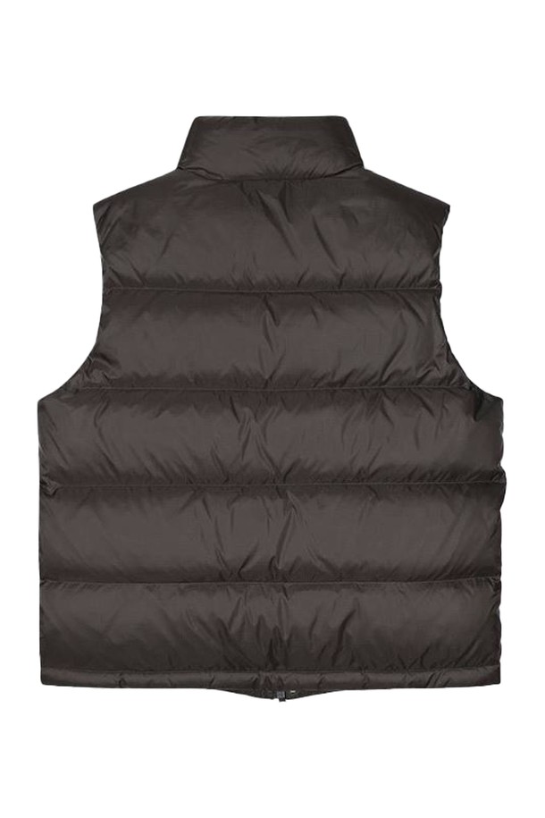 [오닐] 25/FW 남성 호네그 덕다운 베스트 OMVDO4103-821은 가을과 겨울에 따뜻하게 착용할 수 있는 남성용 패딩 베스트입니다. 일상, 스포츠 활동에 적합하며, 캐주얼 및 스포티한 스타일을 연출할 수 있습니다. 무지 디자인에 레귤러 핏으로 제작되었으며, 부드러운 촉감의 나일론 소재를 사용하여 편안함을 더했습니다. 두꺼운 두께감으로 보온성을 높였으며, 스냅과 지퍼로 여밈이 가능합니다. 출근룩, 캠핑룩 등 다양한 TPO에 활용 가능하며 미니멀한 스타일을 선호하는 분들께 추천합니다.
