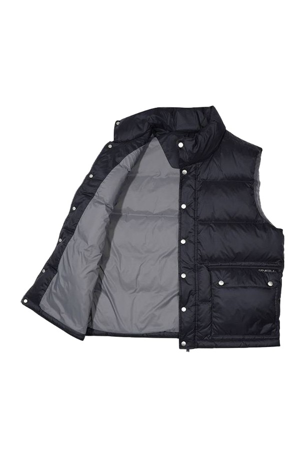 [오닐] 25/FW 남성 호네그(Honegg) 덕다운 베스트 OMVDO4103-925는 가을, 겨울 시즌 남성용 아우터입니다. 스포티함과 캐주얼 스타일을 모두 갖춘 무지 디자인의 레귤러핏 패딩 베스트로, 일상 및 스포츠 활동에 적합합니다. 두꺼운 두께감의 나일론과 덕다운 소재를 사용하여 부드러운 촉감과 보온성을 제공하며, 민소매 디자인과 스냅 여밈 방식, 포켓 디테일로 실용성을 더했습니다. 캠핑룩, 등산룩 등 다양한 TPO에 활용 가능하며, 캐주얼, 스포티, 미니멀 스타일을 연출하기 좋습니다.
