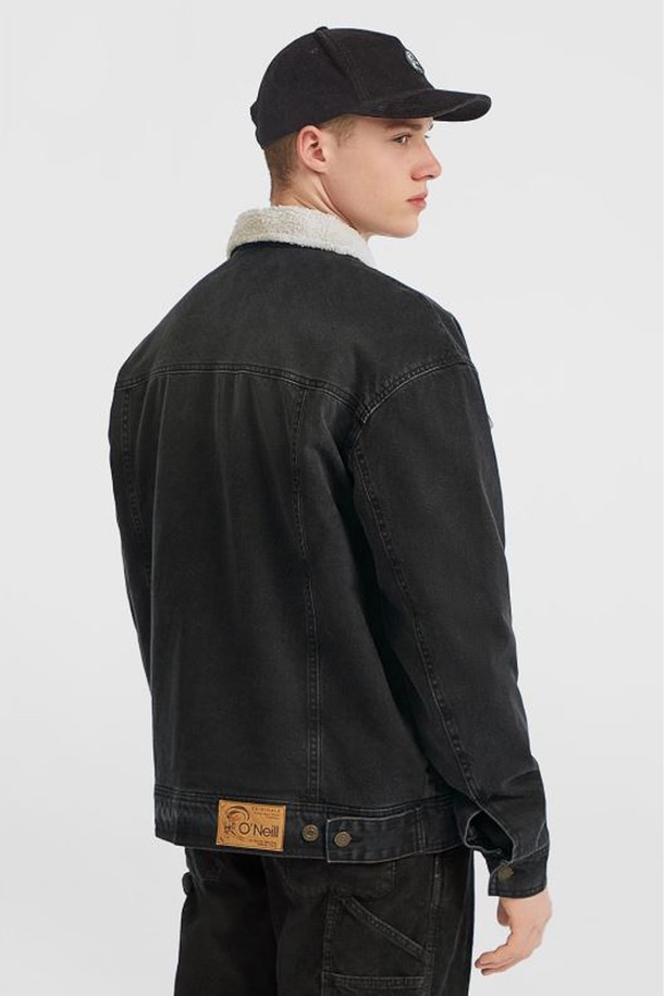 [오닐] 25/FW 남성 O'RIGINALS 데님 재킷 OMJUOI317-199는 가을, 겨울 시즌에 어울리는 남성용 데님 재킷입니다. 캐주얼 스타일의 블랙 컬러 무지 데님 소재로 제작되었으며, 레귤러 핏과 긴 소매 기장을 갖추고 있습니다. 버튼 여밈 방식과 카라, 포켓 디테일이 특징이며, 두꺼운 두께감과 뻣뻣한 촉감, 안감 퍼(Fur) 디테일로 보온성을 높였습니다. 미니멀, 클래식 스타일을 선호하는 남성에게 적합하며, 일상복으로 활용하기 좋습니다.
