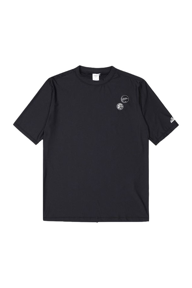 [오닐] 25/SS 남성 SKINS(스킨스) 래쉬가드 반팔 티셔츠 OMUTOI172-199는 여름철 수영, 레저, 워터스포츠를 즐기기에 적합한 남성용 래쉬가드입니다. 블랙 컬러의 스포티한 디자인으로, 슬림핏 라운드넥 반소매 스타일이며, 넉넉한 레귤러 기장으로 제작되었습니다. 폴리에스터, 스판덱스, 리사이클 폴리에스터 혼방 소재로 제작되어 신축성 있는 촉감을 제공합니다. UPF 50+ 기능으로 자외선 차단이 가능하며, 휴가룩, 여름 바캉스룩에 잘 어울리는 아이템입니다. 로고 프린트가 돋보이는 디자인으로 스포티한 스타일을 연출합니다.
