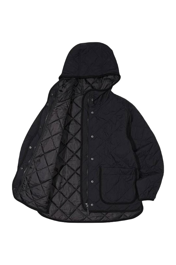 [오닐] 25/FW 여성 오브 써모어 퀼팅 후디 점퍼 OWJPO8101-199는 포근함과 스타일을 동시에 잡은 여성용 후디 점퍼입니다. 가을, 겨울 시즌에 어울리는 두꺼운 두께감과 부드러운 촉감의 나일론 소재로 제작되어 편안한 착용감을 선사합니다. 퀼팅 처리된 디자인은 스포티하면서도 캐주얼한 무드를 연출하며, 레귤러 핏과 긴 소매 기장으로 활동성을 높였습니다. 보온성과 방풍 기능을 갖춰 산책룩과 같은 일상에서의 활동에 적합하며, 집업 스타일로 간편하게 착용할 수 있습니다. 블랙 컬러의 미니멀한 디자인으로 어떤 스타일에도 쉽게 매치할 수 있습니다.
