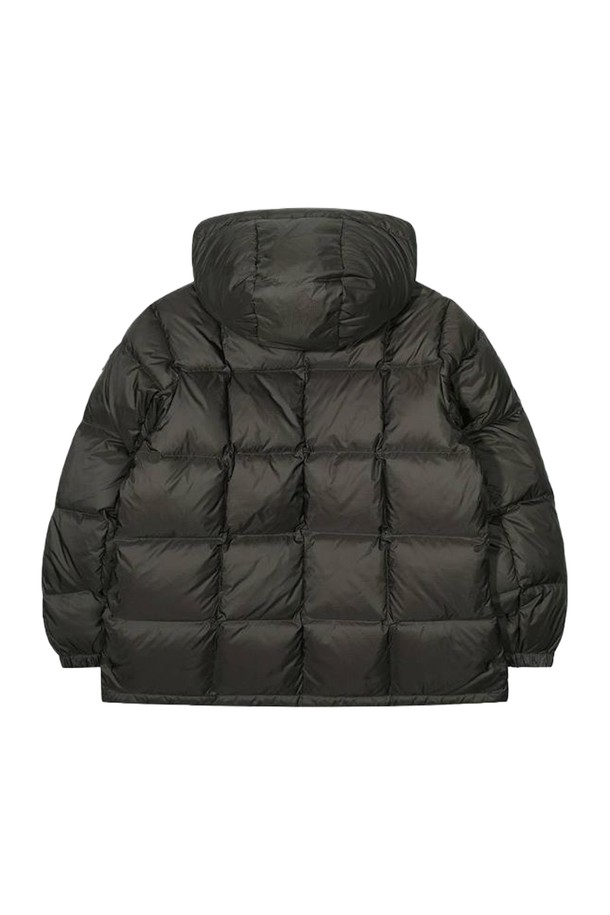 [오닐] 25/FW 남성 호네그 덕다운 후디 점퍼 OMDMO4110-816는 가을과 겨울에 따뜻하게 착용할 수 있는 남성용 덕다운 점퍼입니다. 일상, 스포츠 활동에 적합하며, 스포티, 캐주얼, 미니멀 스타일을 연출할 수 있습니다. 무지 패턴의 블랙 컬러로, 레귤러핏과 레귤러 기장으로 제작되었습니다. 보온성과 방풍 기능을 갖춘 두꺼운 두께감의 후드 타입 점퍼로, 집업 방식과 긴 소매 디자인이 특징입니다. 출근룩으로도 활용하기 좋은 부드러운 촉감의 덕다운 소재 점퍼입니다.
