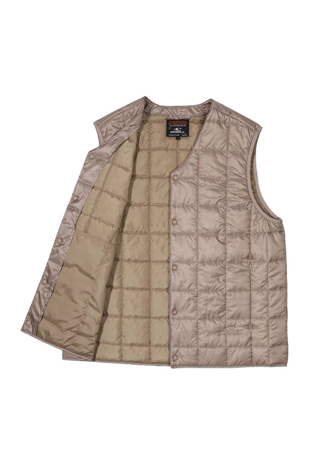 [오닐] 25/FW 남성 카펠 써모어 퀼팅 베스트 OMVPO4101-508는 가을과 겨울에 따뜻함과 스타일을 동시에 잡을 수 있는 남성용 패딩 베스트입니다. 부드러운 촉감의 나일론 소재와 두꺼운 두께, 퀼팅 패턴이 특징이며, 보온성과 경량성을 갖춰 활동성을 보장합니다. 캐주얼, 스포티, 미니멀 스타일을 소화하며, 출근룩, 캠핑룩 등 다양한 TPO에 활용 가능합니다. 버튼 여밈 방식과 레귤러핏 디자인으로 편안한 착용감을 선사합니다. 민소매 디자인으로 활동성을 높였습니다.

