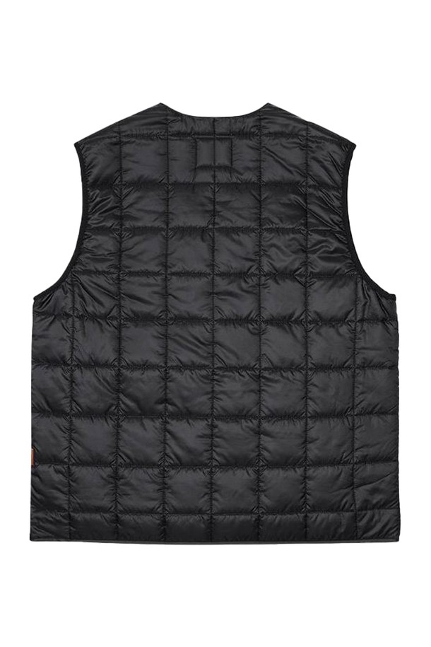 [오닐] 25/FW 남성 카펠 써모어 퀼팅 베스트 OMVPO4101-199는 쌀쌀한 날씨에 보온성과 스타일을 동시에 잡을 수 있는 남성용 패딩 베스트입니다. 부드러운 촉감의 나일론 소재와 두꺼운 두께감으로 뛰어난 보온성을 제공하며, 퀼팅 패턴이 적용되어 스포티하면서도 캐주얼한 분위기를 연출합니다. 레귤러핏으로 제작되어 편안한 착용감을 선사하며, 집업 스타일로 간편하게 입고 벗을 수 있습니다. 일상복은 물론, 캠핑룩 등 다양한 TPO에 활용 가능하며, 미니멀, 캐주얼, 스포티 스타일을 모두 소화할 수 있는 활용도 높은 아이템입니다. 민소매 디자인으로 활동성을 높였습니다.
