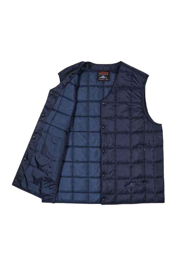 [오닐] 25/FW 남성 카펠 써모어 퀼팅 베스트 OMVPO4101-925는 가을, 겨울 시즌에 착용하기 좋은 남성용 퀼팅 베스트입니다. 다크 네이비 컬러의 슬림핏 디자인으로 캐주얼, 스포티, 미니멀 스타일을 연출하기 좋습니다. 써모어 충전재와 립조직 촉감으로 따뜻함과 편안함을 제공하며, 민소매 디자인으로 활동성을 높였습니다. 출근룩, 여행룩 등 다양한 TPO에 활용할 수 있으며, 광택감 있는 표면이 돋보입니다. 폴리에스터 소재를 사용하여 관리 또한 용이합니다.
