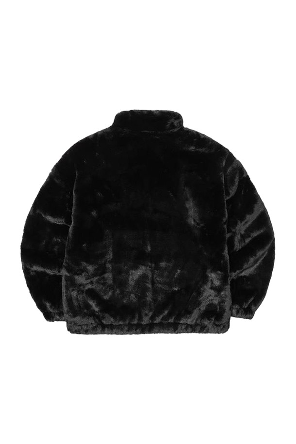 [오닐] 25/FW 여성 FWC'Cruz 인조 퍼 플리스 점퍼 OWJUOI301-199는 부드러운 촉감의 인조 퍼 플리스 소재로 제작된 여성 플리스 점퍼입니다. 가을과 겨울에 따뜻하게 착용할 수 있으며, 일상 및 스포츠 활동에 적합합니다. 레귤러핏에 무지 패턴, 긴 소매, 집업 여밈 방식으로 디자인되었으며, 보온성을 높였습니다. 스포티하면서도 캐주얼한 스타일로, 산책룩이나 캠핑룩에 활용하기 좋습니다. 미니멀한 디자인으로 다양한 스타일 연출이 가능합니다.
