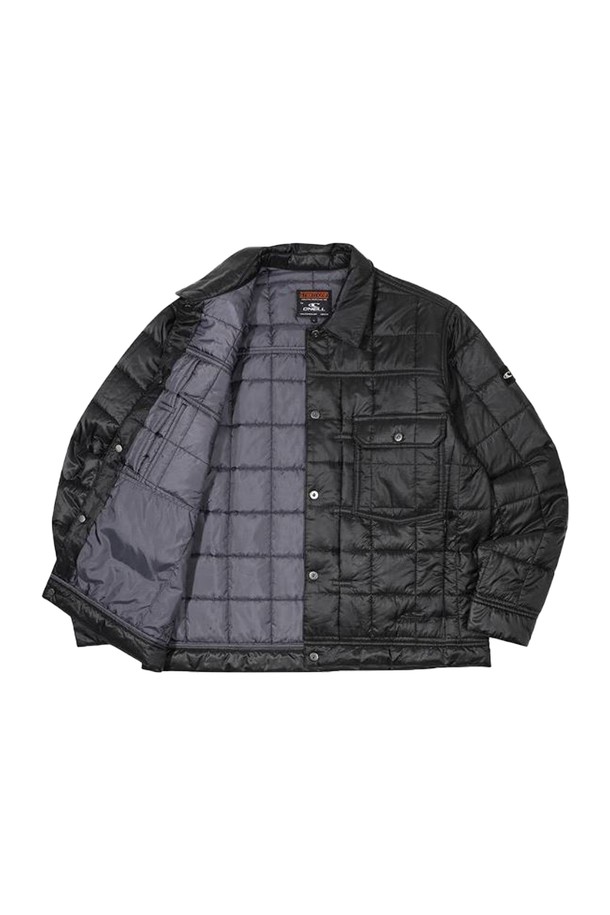 오닐(O'Neill) 25/FW 남성 카펠 써모어 퀼팅 셔츠 점퍼 OMJPO4102-199는 가을, 겨울 시즌 남성들을 위한 아우터입니다. 스포티함과 캐주얼 무드를 동시에 만족시키는 셔츠형 디자인으로, 일상 및 스포츠 활동 모두에 적합합니다. 블랙 컬러의 퀼팅 패턴과 레귤러핏으로 제작되었으며, 버튼 여밈 방식을 통해 편안하게 착용할 수 있습니다. 보온성과 방풍 기능을 갖춘 두꺼운 두께의 폴리에스터 소재로 제작되어 부드러운 촉감을 제공합니다. 출근룩과 여행룩에 미니멀하고 세련된 스타일을 더해보세요.
