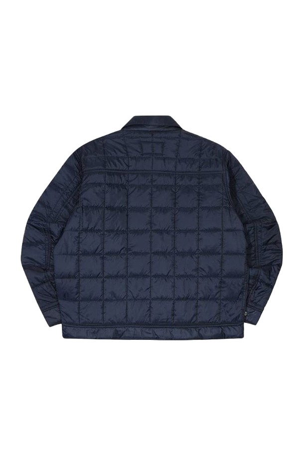 [오닐] 25/FW 남성 카펠 써모어 퀼팅 셔츠 점퍼 OMJPO4102-925는 가을, 겨울 시즌에 적합한 남성용 셔츠 점퍼입니다. 네이비 색상의 무지 디자인으로, 캐주얼 및 스포티 스타일을 연출하기 좋습니다. 부드러운 촉감의 나일론 소재와 레귤러핏으로 편안한 착용감을 제공하며, 긴 소매와 두꺼운 두께, 퀼팅 코트 타입으로 보온성을 높였습니다. 스냅 여밈 방식이며, 일상 및 스포츠 활동, 출근룩, 캠핑룩 등 다양한 TPO에 활용 가능합니다. 미니멀한 스타일을 선호하는 남성에게 추천합니다.
