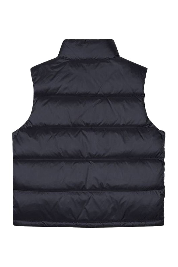 [오닐] 25/FW 남성 호네그(Honegg) 덕다운 베스트 OMVDO4103-925는 가을, 겨울 시즌 남성용 아우터입니다. 스포티함과 캐주얼 스타일을 모두 갖춘 무지 디자인의 레귤러핏 패딩 베스트로, 일상 및 스포츠 활동에 적합합니다. 두꺼운 두께감의 나일론과 덕다운 소재를 사용하여 부드러운 촉감과 보온성을 제공하며, 민소매 디자인과 스냅 여밈 방식, 포켓 디테일로 실용성을 더했습니다. 캠핑룩, 등산룩 등 다양한 TPO에 활용 가능하며, 캐주얼, 스포티, 미니멀 스타일을 연출하기 좋습니다.
