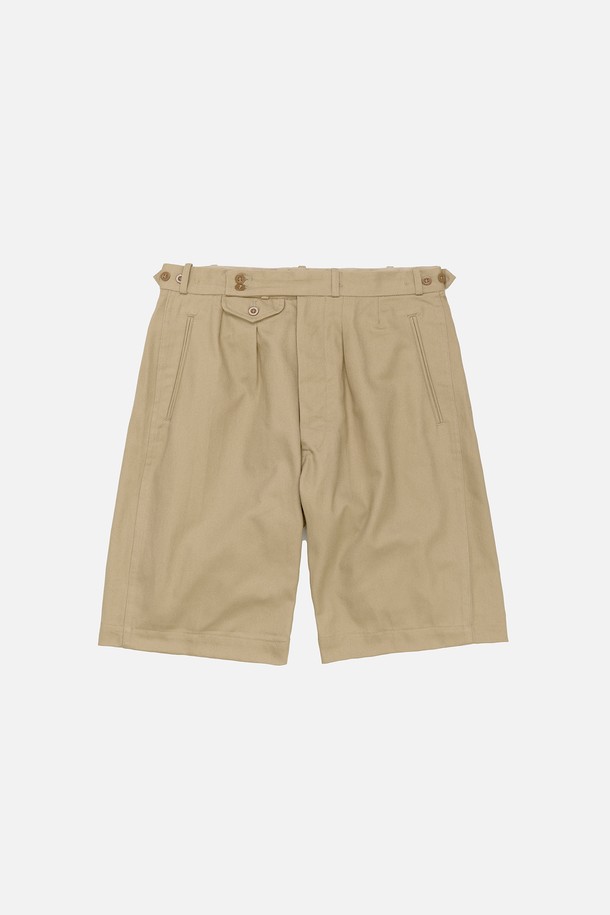 1960년대 독일 해군 트로피컬 팬츠를 복각한 German Type Navy Tropical Short Pants - Khaki입니다. 면 소재의 와이드핏 숏팬츠로, 카키 색상에 밀리터리 & 클래식 스타일을 연출합니다. 투 턱 디자인, 벨트 버튼, 워치 포켓, 벨트 루프, 서스펜더 스트랩과 측면 고무 스트랩 밴딩으로 편안함과 디테일을 더했습니다.
