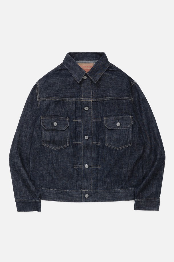 YMCL KY 데님 재킷 2nd 모델 - 블루는 클래식하고 베이직한 스타일을 추구하는 남성분들을 위한 데님 재킷입니다. 봄, 가을에 적합하며, 데이트룩 및 모임룩에 활용하기 좋습니다. 레귤러핏으로 제작되었으며, 뻣뻣한 촉감의 두꺼운 데님 소재로 내구성을 높였습니다. 셀비지 데님, 액션 플리츠, 투 포켓 디자인, 구리 리벳, 월계수 버튼 등 디테일 요소들이 빈티지한 매력을 더합니다. 미니멀, 캐주얼 스타일에도 잘 어울려 다양한 스타일링을 연출할 수 있습니다.
