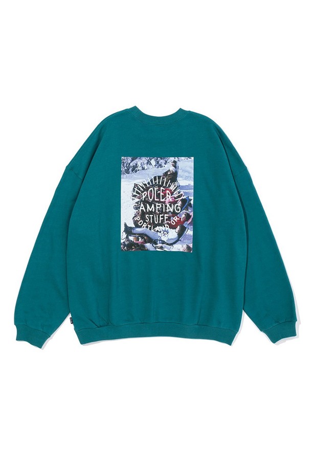 CAMPVIBES 컨셉의 포토 크루 TEAL BLUE는 남녀 모두 편안하게 착용할 수 있는 캐주얼 스타일의 크루넥 스웨트셔츠입니다. 틸 블루 색상에 프린트 패턴이 돋보이며, 봄, 가을 캠핑이나 일상생활에 활용하기 좋은 레귤러 핏의 긴소매 상의입니다. 면과 폴리에스테르 혼방 소재로 제작되었으며, 라운드넥 디자인이 특징입니다.