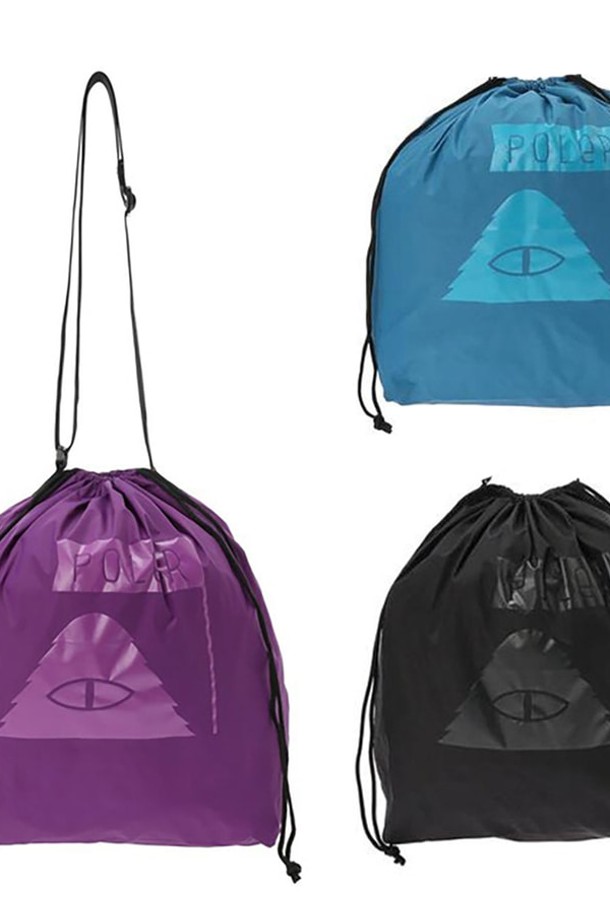 숄더 에코백 PURPLE은 퍼플 색상의 폴리에스터 소재로 제작된 미디엄 사이즈의 사각 에코백입니다. 접이식 구조와 조절 가능한 숄더 스트랩, 내부 포켓, 조임용 끈 잠금방식을 갖춘 이 제품은 일상, 캠핑, 쇼핑 등 다양한 용도로 활용 가능하며, 컴팩트한 디자인으로 수납이 용이합니다. 무지 패턴으로 디자인되어 있습니다.
