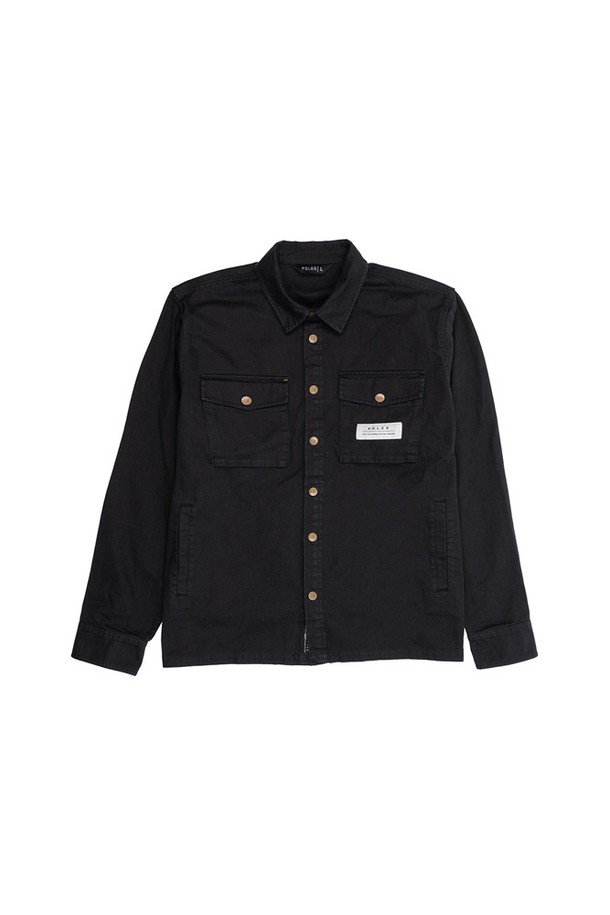 토피노 재킷 BLACK은 셔츠와 재킷의 하이브리드 디자인으로, 캠핑룩과 일상, 캐주얼과 미니멀 스타일을 모두 소화할 수 있는 활용도 높은 아우터입니다. 무지 패턴의 블랙 컬러 면 소재로 제작되어 사계절 내내 편안하게 착용할 수 있으며, 레귤러 기장의 셔켓 디자인이 특징입니다. 버튼 여밈 방식과 긴 소매 기장으로, 다양한 스타일 연출이 가능합니다. 

