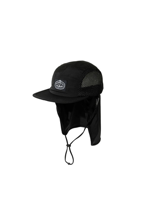 2WAY 드로우 선가드 캡 BLACK은 일상, 아웃도어, 여행 등 다양한 상황에서 활용하기 좋은 공용 캡모자입니다. 부드러운 촉감의 나일론, 폴리우레탄, 폴리에스테르 혼방 소재로 제작되었으며, 얇은 두께와 5.9cm의 모자 깊이, 7.0cm의 챙 넓이로 편안한 착용감을 제공합니다. 자외선 차단 기능과 통기성을 위한 메쉬 소재, 탈부착 가능한 선가드와 조절끈으로 실용성을 더했으며, 2WAY 착용이 가능하여 스타일 연출의 폭을 넓혔습니다.
