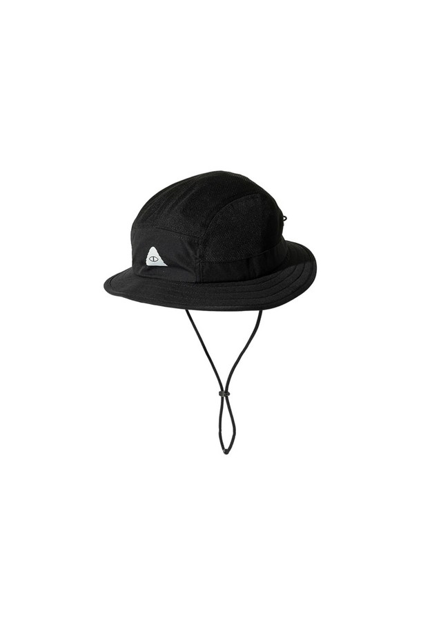 드라이 드로우 코드 런 햇 BLACK은 러닝, 스포츠, 일상에서 활용하기 좋은 공용 러닝캡입니다. 흡습 및 속건 기능의 폴리에스테르 소재로 제작되었으며, 9cm 모자 깊이와 12cm 챙 넓이로 안정적인 착용감을 제공합니다. 블랙 컬러에 사이클롭스 로고 패턴이 특징이며, 부드러운 촉감과 드로우코드, 뒷면 사이즈 조절 기능으로 편안하게 사용할 수 있습니다.
