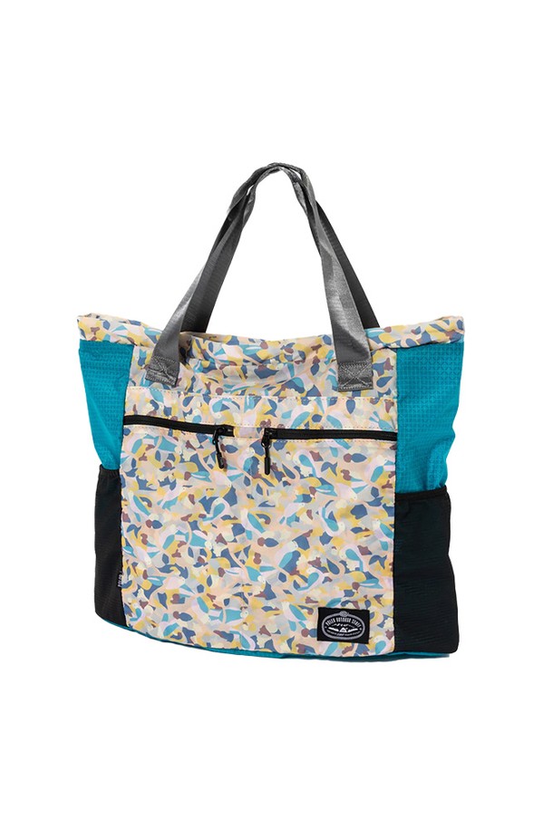 라이트 스터프 토트 백팩 MULTI는 나일론 소재의 미디엄 사이즈 토트백팩으로, 캐주얼한 멀티 컬러 패턴이 특징입니다. 방수 및 생활 방수 기능을 갖춰 일상, 여행, 캠핑, 하이킹 등 다양한 용도로 활용 가능하며, 넉넉한 수납공간과 숨겨진 스트랩, 다양한 수납공간을 제공합니다. 토트백과 백팩 2way 사용이 가능하며, 앞면 포켓 2개와 지퍼형 잠금 방식으로 편리함을 더했습니다.
