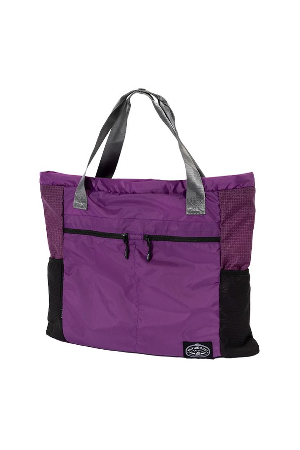 라이트 스터프 토트 백팩 PURPLE은 넉넉한 수납공간과 24L 용량으로 실용성을 높인 라지 사이즈 토트백팩입니다. 발수 기능의 나일론 소재에 사각 모양으로 제작되었으며, 보라색(Purple) 컬러와 지퍼 디자인, 전면 포켓 2개로 키치한 스타일을 연출합니다. 일상, 아웃도어, 여행, 수상 스포츠 등 다양한 용도로 활용 가능하며, 내부 공간 분리 및 2WAY(토트/백팩) 방식으로 편리하게 사용 가능합니다.
