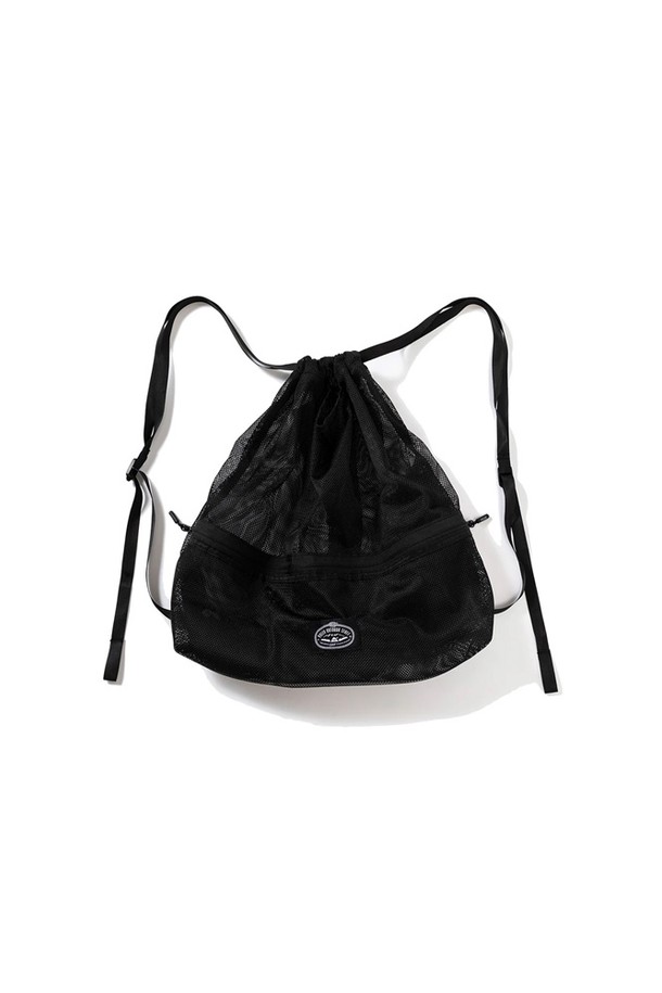 블랙 색상의 메쉬 스터프 냅색입니다. 가볍고 접이식으로 휴대성이 뛰어나며, 사이즈 조절이 가능하여 용도에 맞게 활용할 수 있습니다. 폴리에스테르 소재의 미디엄 사이즈 사각 냅색으로, 숄더백 또는 에코백 형태로 변형하여 일상, 캠핑, 아웃도어 활동에 편리하게 사용할 수 있습니다.
