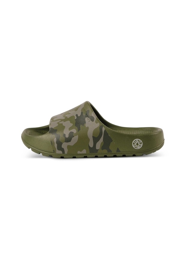 클라우드9 슬라이드 OLIVE CAMO (올리브 카모)는 편안함과 스타일을 모두 갖춘 슬라이드입니다. 남녀 공용으로, 봄, 여름 시즌에 여행룩, 휴가룩, 리조트룩과 같은 TPO에 맞춰 캐주얼, 미니멀, 리조트 스타일을 연출하기 좋습니다. 라운드 앞코 디자인에 3cm 굽높이의 플랫 형태이며, EVA폼과 비건 소재를 사용하여 제작되었습니다. 올리브와 카모 컬러의 조화가 돋보이는 와플 무늬 슬라이드로, 오픈형 디자인으로 편하게 착용할 수 있습니다. 초경량, 충격 흡수, 미끄럼 방지, 압력 분산, 아치 서포트 기능과 경량, 통기, 친환경 기능까지 갖춰 쾌적한 착용감을 선사합니다.

