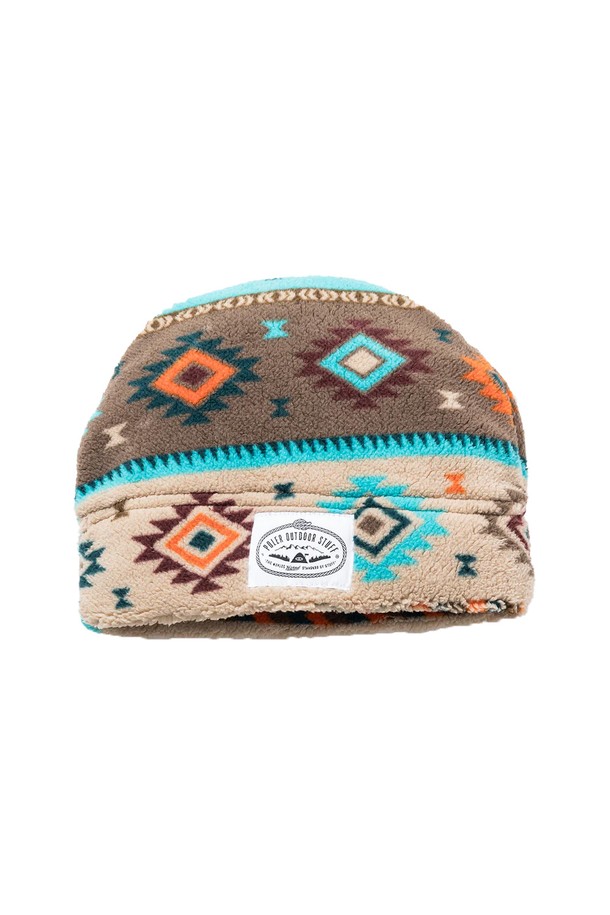 보아 후리스 비니 TURQUOISE는 부드러운 촉감의 플리스 소재로 제작되어 가을과 겨울철 따뜻하게 착용할 수 있는 모자입니다. 터쿼이즈, 브라운, 베이지 세 가지 색상으로 출시되었으며, 기하학 패턴과 패치 디자인 장식이 캐주얼하고 미니멀한 스타일을 연출합니다. 일상생활은 물론 산책룩, 캠핑룩 등 다양한 TPO에 활용 가능하며, 두꺼운 두께감으로 보온성을 높였습니다. 공용으로 착용할 수 있는 디자인으로, 클래식한 분위기를 더해줍니다.
