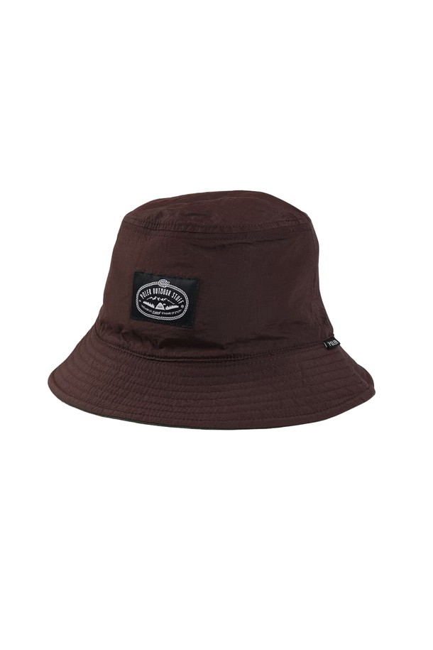 브라운 컬러의 리버시블 버킷 햇입니다. 캐주얼, 미니멀, 클래식 스타일을 모두 아우르며, 여행룩과 산책룩에 잘 어울립니다. 봄, 여름, 가을 세 계절 모두 착용 가능하며, 중간 챙 넓이와 무지 디자인으로 어떤 스타일에도 쉽게 매치할 수 있습니다. 겉면에는 로고 패치가 디자인되어 포인트를 더했으며, 양면으로 착용 가능한 리버시블 디자인이 특징입니다. 일상 속에서 편안하고 스타일리시하게 활용할 수 있는 모자입니다.

