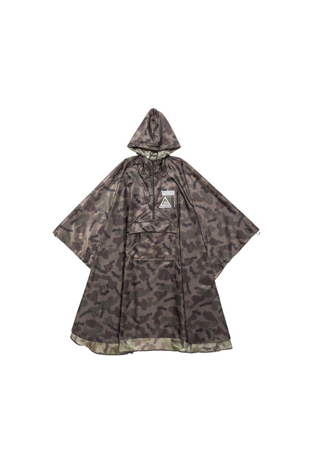 AFDXPOLER(AF디엑스폴러) 디거 레인 판초 CAMO는 캠핑, 하이킹, 일상에서 유용하게 활용할 수 있는 공용 레인 판초입니다. 밀리터리, 스포티 스타일의 카모 패턴 디자인으로, 봄, 여름, 가을 계절에 적합합니다. 얇은 두께의 나일론 소재를 사용하여 가볍고 편안하며, 롱 기장에 루즈핏으로 제작되었습니다. 방수, 방풍 기능을 갖춰 야외 활동 시 쾌적함을 유지해주며, 접이식으로 휴대성이 용이합니다. 오픈 스타일의 판초 형태로 간편하게 착용할 수 있습니다.
