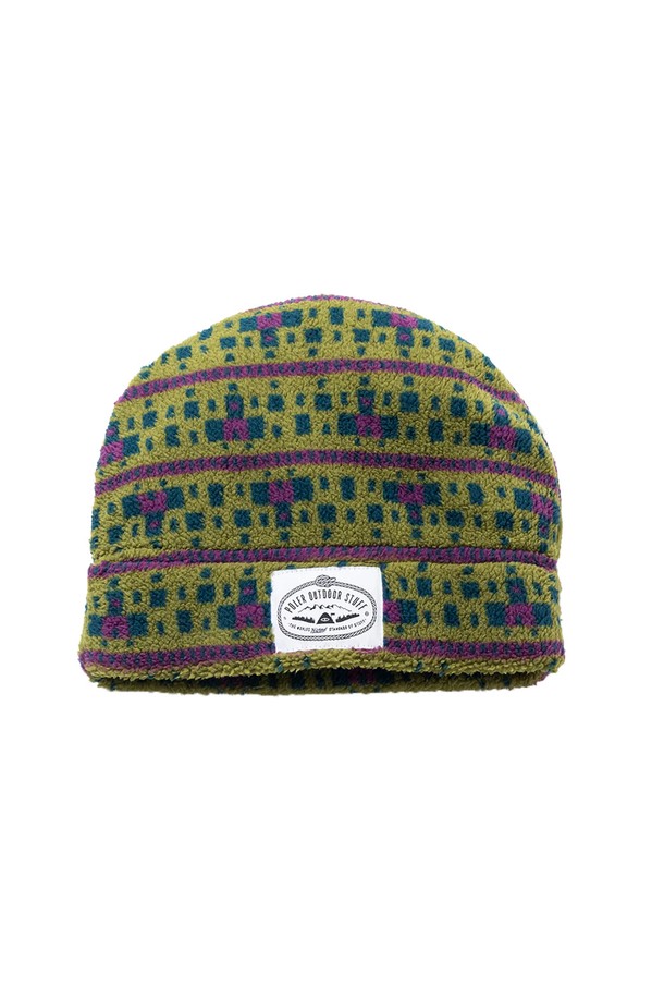 보아 후리스 비니 OLIVE는 부드러운 보아 소재와 깊은 모자 깊이로 포근함을 선사하는 비니입니다. 올리브, 퍼플, 그린 세 가지 다채로운 컬러로 출시되어, 캐주얼, 미니멀, 클래식 스타일의 룩에 모두 잘 어울립니다. 쌀쌀한 가을, 겨울 날씨에 산책룩이나 캠핑룩을 연출할 때 따뜻함과 스타일을 동시에 잡을 수 있습니다. 패턴 디자인과 로고 패치 디테일이 돋보이며, 두꺼운 두께감으로 보온성을 높였습니다. 공용으로 착용 가능하여, 남녀노소 누구나 편안하게 즐길 수 있습니다.
