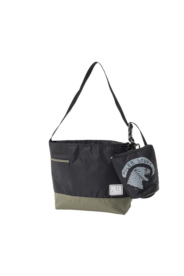 올리브 컬러의 숄더 백입니다. 나일론 소재로 제작되어 생활방수가 가능하며, 미디엄 사이즈로 일상 및 아웃도어 활동에 적합합니다. 사각 형태에 무지 디자인으로 미니멀, 캐주얼, 고프코어 스타일을 연출할 수 있습니다. 분리 수납, 탈부착 파우치, 탈부착 스트랩으로 실용성을 높였으며, 지퍼형 잠금 방식으로 안전하게 소지품을 보관할 수 있습니다. 키치한 디자인이 돋보이는 숄더 백입니다.
