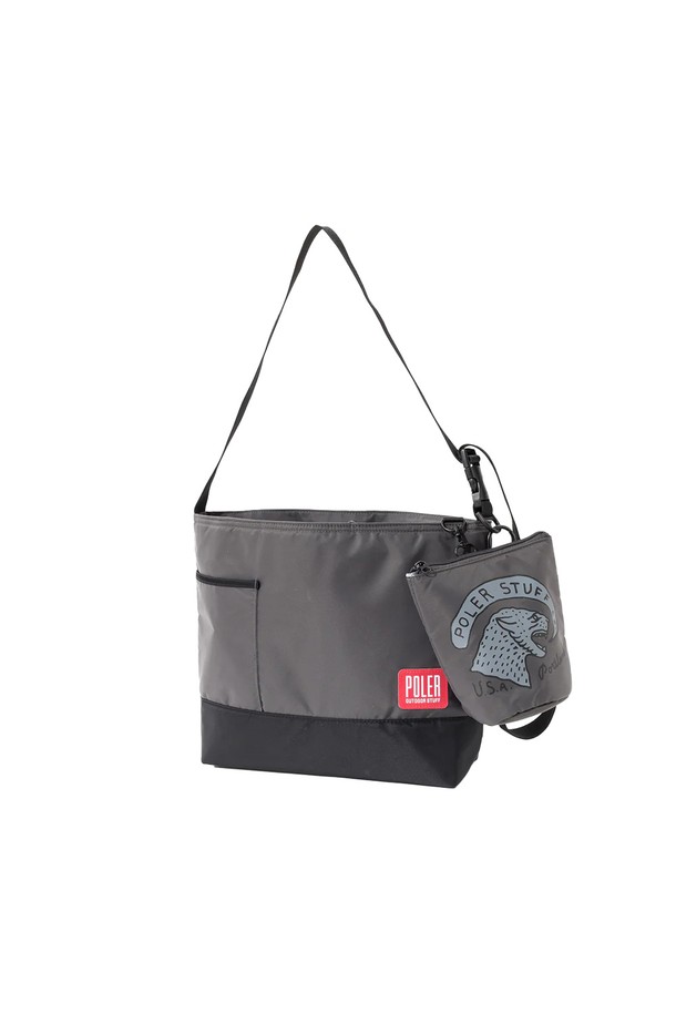 세련된 그레이 컬러의 숄더 백입니다. 방수 기능과 미디엄 사이즈로, 아웃도어 활동은 물론 일상에서도 활용하기 좋습니다. 나일론 소재로 제작되어 튼튼하며, 사각 모양에 무지 패턴으로 미니멀하고 캐주얼한 스타일을 연출합니다. 키치한 디자인과 탈착 가능한 파우치, 탈부착 스트랩으로 실용성을 더했으며, 물병 및 반려동물 용품 수납이 가능합니다. 여행룩 연출에 적합하며, 지퍼형 잠금 방식으로 소지품을 안전하게 보관할 수 있습니다.
