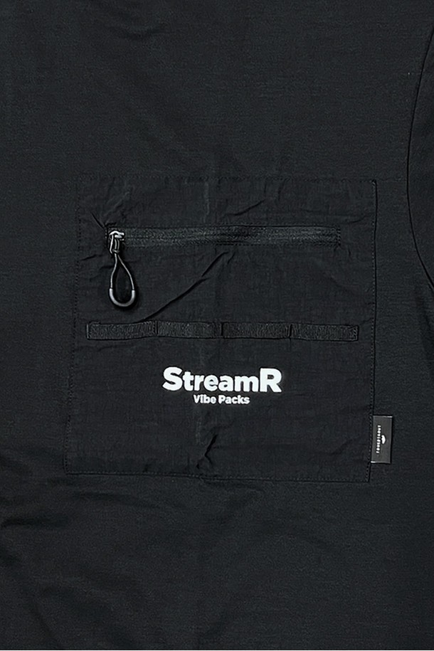 StreamR 드라이 롱 슬리브 티셔츠 BLACK는 스포츠, 레저, 일상에서 활용 가능한 남녀 공용 티셔츠입니다. 흡습 및 속건 기능의 폴리에스테르 소재로 제작되어 얇고 가벼우며, 레귤러 핏의 라운드넥 디자인으로 편안한 착용감을 제공합니다. 무지 스타일의 블랙 컬러에 가슴 포켓 디테일이 있으며, 염분 저항성을 갖춰 활동적인 라이프스타일에 적합합니다.
