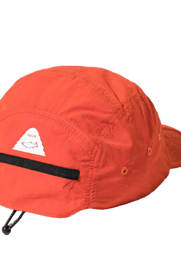 StreamR 패커블 캡 ORANGE는 가볍고 실용적인 남녀 공용 캡모자입니다. 오렌지 컬러의 나일론 소재로 제작되었으며, 5.9cm 모자 깊이와 7.0cm 챙 넓이로 디자인되었습니다. 로고 라벨과 기본 제트캡 디자인이 특징이며, 패커블 기능으로 휴대성을 높여 러닝, 아웃도어, 서핑, 일상 등 다양한 활동에 적합합니다. 프리사이즈로 편안하게 착용할 수 있으며 봄, 여름 계절에 활용하기 좋습니다.
