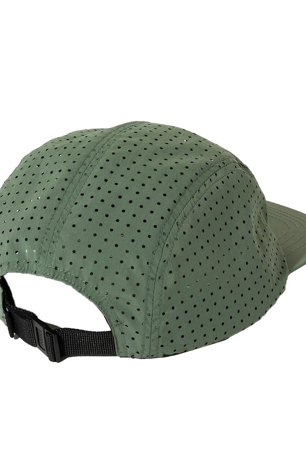 리롭 2 드라이 캡 SAGE는 나일론과 폴리에스테르 혼방 소재로 제작되어 흡습 및 통기성이 뛰어난 캡모자입니다. 59cm의 모자 깊이와 10cm의 챙 넓이로 편안한 착용감을 제공하며, 사이즈 조절이 가능한 버클 디자인을 갖추어 아웃도어 활동, 러닝, 일상 등 다양한 용도로 활용할 수 있습니다. SAGE 색상에 로고 패턴이 돋보이는 공용 모자로, 봄, 여름 시즌에 적합합니다.
