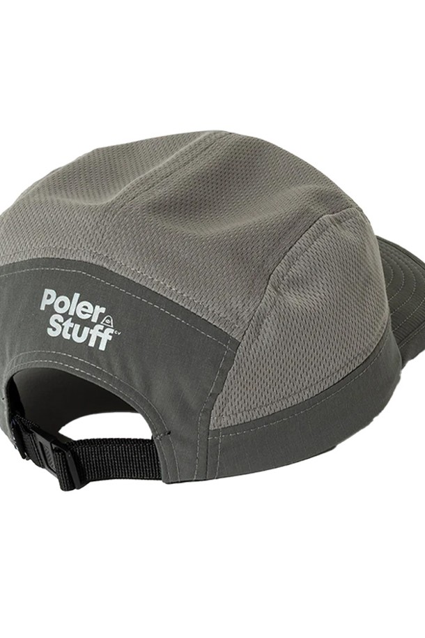 드라이 런 5P 캡 GRAY는 러닝, 일상, 아웃도어 활동에 적합한 공용 캡모자입니다. 통기성이 뛰어난 메쉬 디자인과 흡습, 속건 기능을 갖춘 폴리에스터 소재로 제작되어 쾌적한 착용감을 선사합니다. 59cm 모자 깊이와 10cm 챙 넓이, 백버클 사이즈 조절 기능으로 편안하게 착용 가능하며, 로고 패턴으로 포인트를 더했습니다.
