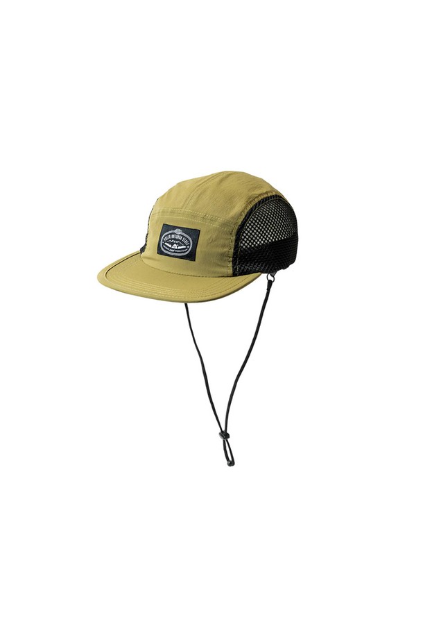 올리브 컬러의 2WAY 드로우코드 캡입니다. 나일론, 폴리에스테르, 폴리우레탄 혼방 소재로 제작되어 얇고 통기성이 뛰어나 봄, 여름, 가을 시즌에 적합하며, 일상, 아웃도어, 스케이트보드 등 다양한 용도로 활용할 수 있습니다. 메쉬 소재와 백스트랩 디자인, 챙 넓이 7.0cm, 모자 깊이 5.9cm로 편안한 착용감을 제공하며, 드로우코드를 통해 사이즈 조절이 가능합니다.
