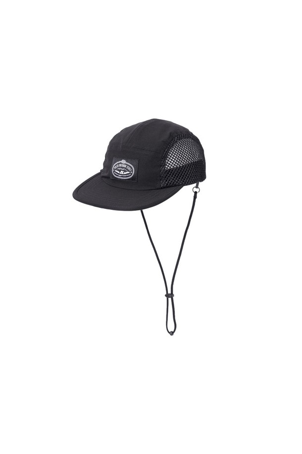 블랙 컬러의 2WAY 드로우코드 캡입니다. 나일론, 폴리에스테르, 폴리우레탄 혼방 소재로 제작되었으며, 5.9cm 깊이와 7.0cm 챙 넓이로 편안한 착용감을 제공합니다. 탈부착 가능한 드로우코드와 메쉬 소재, 뒷면 스트랩으로 사이즈 조절이 가능하여 일상, 스포츠, 아웃도어 활동에 적합하며, 봄, 여름 시즌에 착용하기 좋습니다.
