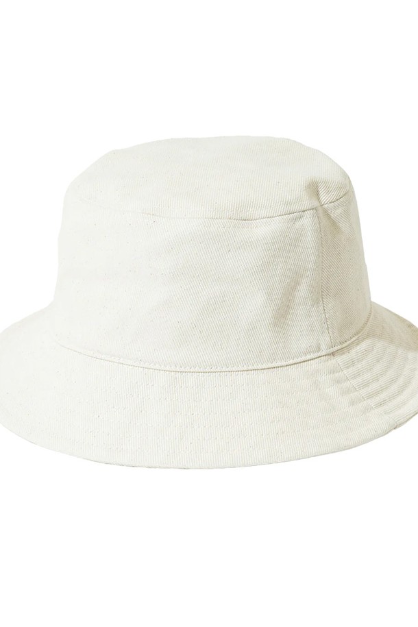 오프 화이트 컬러의 트윌 소재 버킷 햇입니다. 면 소재로 제작되어 봄, 여름 시즌에 착용하기 좋으며, 12cm 챙 넓이로 햇빛을 가려줍니다. 심플한 디자인에 자수 로고 디테일이 더해져 미니멀한 멋을 살렸으며, 둘레 59cm로 제작되었습니다.
