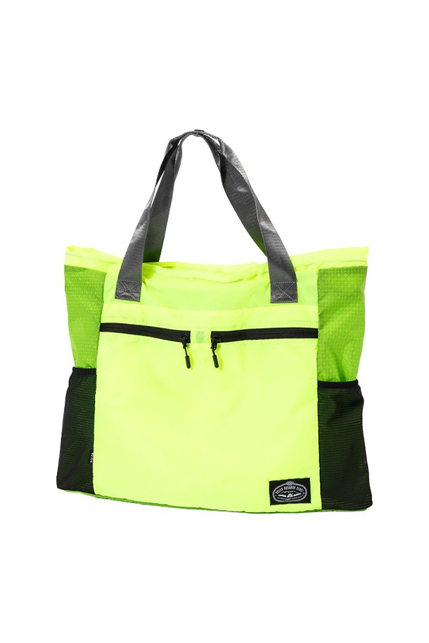 톡톡 튀는 옐로우 컬러의 라이트 스터프 토트 백팩은 나일론 소재로 제작되어 가볍고 튼튼합니다. 24L의 넉넉한 수납공간과 멀티 백 디자인으로 토트백과 백팩으로 활용 가능하며, 전면 포켓 2개, 가방 끈 수납, 지퍼 및 수납공간 분리 구조로 실용성을 더했습니다. 캐주얼, 스포티 스타일에 어울리는 무지 디자인과 손잡이, 발수 및 방수 기능으로 일상, 여행, 아웃도어, 캠핑 등 다양한 용도로 활용하기 좋습니다.
