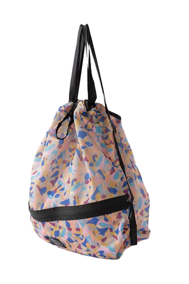 통기성이 우수한 메쉬 소재의 '메쉬 스터프 냅색 MULTI'는 캠핑 및 일상에서 활용하기 좋은 실용적인 냅색입니다. 폴리에스테르 소재로 제작되었으며, 투웨이 컨버터블 디자인으로 숄더백과 에코백 겸용이 가능하며, 사이드 스트랩 조절을 통해 사이즈를 맞출 수 있습니다. 컴팩트하게 접을 수 있어 휴대 및 수납이 용이하며, 멀티 컬러의 매력적인 디자인을 자랑합니다.
