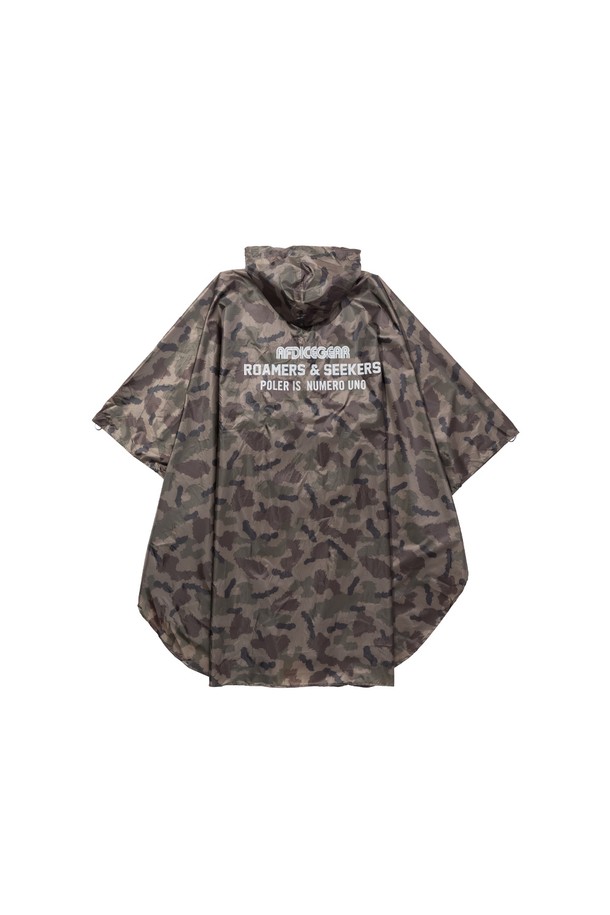AFDXPOLER(AF디엑스폴러) 디거 레인 판초 CAMO는 캠핑, 하이킹, 일상에서 유용하게 활용할 수 있는 공용 레인 판초입니다. 밀리터리, 스포티 스타일의 카모 패턴 디자인으로, 봄, 여름, 가을 계절에 적합합니다. 얇은 두께의 나일론 소재를 사용하여 가볍고 편안하며, 롱 기장에 루즈핏으로 제작되었습니다. 방수, 방풍 기능을 갖춰 야외 활동 시 쾌적함을 유지해주며, 접이식으로 휴대성이 용이합니다. 오픈 스타일의 판초 형태로 간편하게 착용할 수 있습니다.
