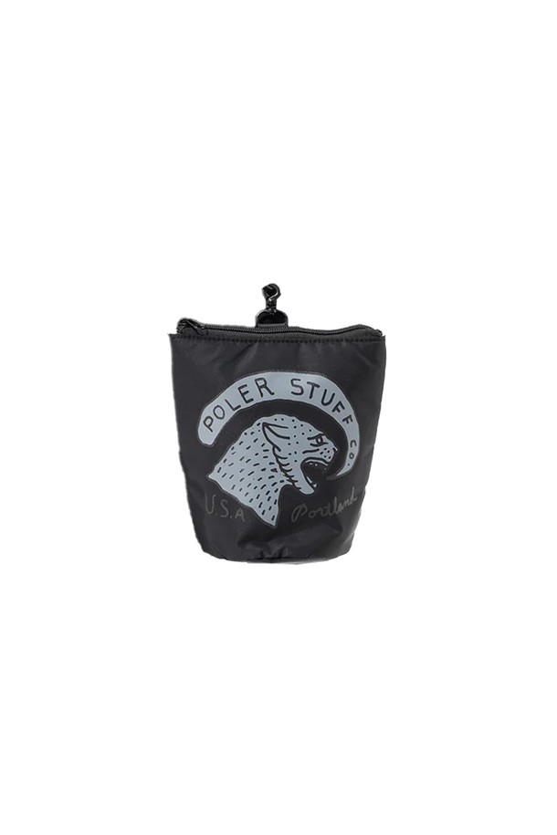 올리브 컬러의 숄더 백입니다. 나일론 소재로 제작되어 생활방수가 가능하며, 미디엄 사이즈로 일상 및 아웃도어 활동에 적합합니다. 사각 형태에 무지 디자인으로 미니멀, 캐주얼, 고프코어 스타일을 연출할 수 있습니다. 분리 수납, 탈부착 파우치, 탈부착 스트랩으로 실용성을 높였으며, 지퍼형 잠금 방식으로 안전하게 소지품을 보관할 수 있습니다. 키치한 디자인이 돋보이는 숄더 백입니다.
