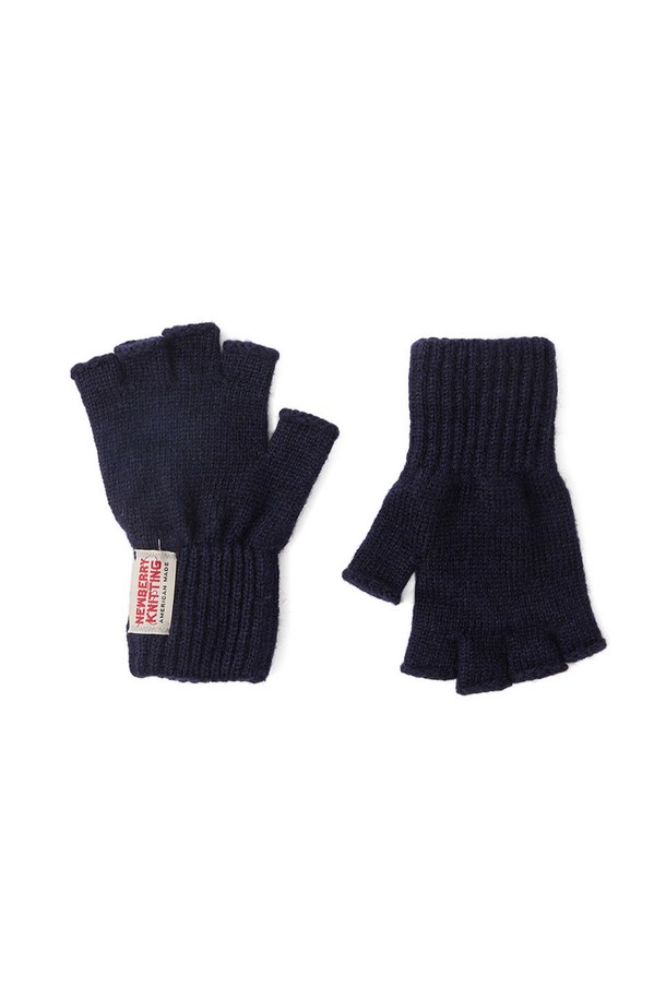 네이비 컬러의 핑거리스 장갑입니다. 부드러운 울, 나일론, 디어스킨 가죽 소재를 사용하여 가을, 겨울철 보온성을 높였습니다. 케이블 패턴과 가죽 패치가 돋보이는 디자인으로, 캐주얼, 클래식, 미니멀 스타일의 데일리룩, 산책룩, 데이트룩에 잘 어울립니다. 핸드메이드로 제작되었으며, 한국인 손 사이즈에 최적화되어 편안한 착용감을 제공합니다. 프리미엄 패키징과 내구성을 강화하여 소장 가치를 높였습니다.
