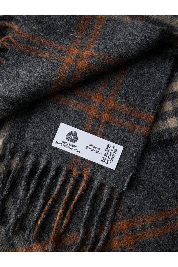 메리노울 숄 머플러 50cm - 트루맨 차콜 브릭은 부드러운 메리노울 소재로 제작되어 가을, 겨울철 따뜻함을 선사하는 머플러입니다. 얇은 두께감과 50cm 너비로 다양한 스타일 연출이 가능하며, 숄 스타일 디자인으로 우아함을 더했습니다. 차콜과 브릭 컬러의 조화로운 체크 패턴은 클래식하면서도 세련된 분위기를 연출하며, 프린지 디테일이 돋보입니다. 출근룩이나 모임룩에 포인트 아이템으로 활용하여 미니멀, 캐주얼 스타일 모두 소화할 수 있습니다.
