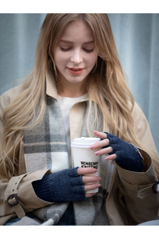 네이비 컬러의 핑거리스 장갑입니다. 부드러운 울, 나일론, 디어스킨 가죽 소재를 사용하여 가을, 겨울철 보온성을 높였습니다. 케이블 패턴과 가죽 패치가 돋보이는 디자인으로, 캐주얼, 클래식, 미니멀 스타일의 데일리룩, 산책룩, 데이트룩에 잘 어울립니다. 핸드메이드로 제작되었으며, 한국인 손 사이즈에 최적화되어 편안한 착용감을 제공합니다. 프리미엄 패키징과 내구성을 강화하여 소장 가치를 높였습니다.
