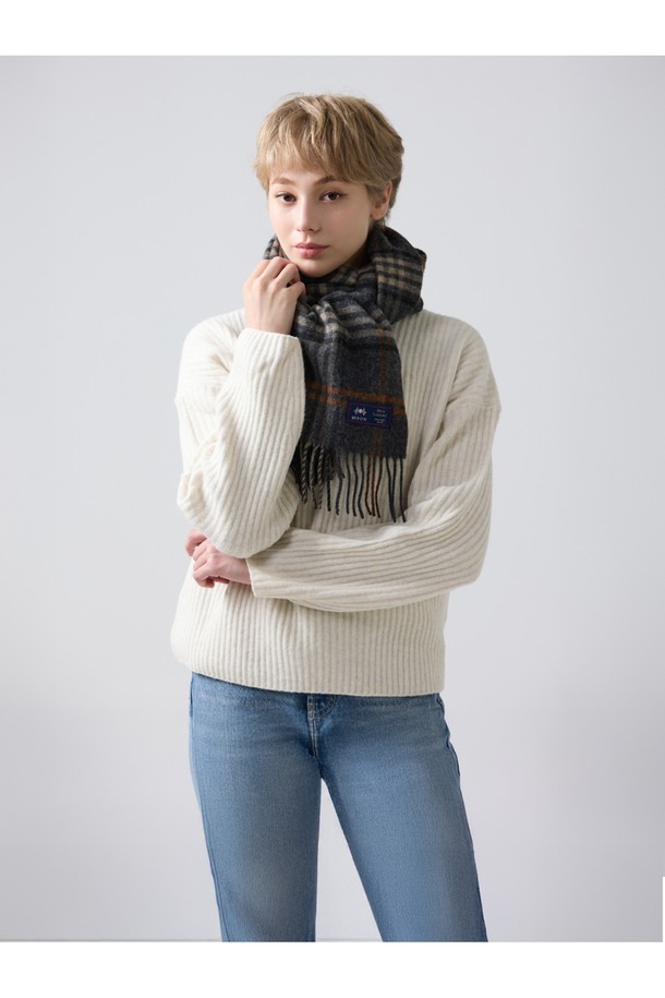 메리노울 숄 머플러 50cm - 트루맨 차콜 브릭은 부드러운 메리노울 소재로 제작되어 가을, 겨울철 따뜻함을 선사하는 머플러입니다. 얇은 두께감과 50cm 너비로 다양한 스타일 연출이 가능하며, 숄 스타일 디자인으로 우아함을 더했습니다. 차콜과 브릭 컬러의 조화로운 체크 패턴은 클래식하면서도 세련된 분위기를 연출하며, 프린지 디테일이 돋보입니다. 출근룩이나 모임룩에 포인트 아이템으로 활용하여 미니멀, 캐주얼 스타일 모두 소화할 수 있습니다.
