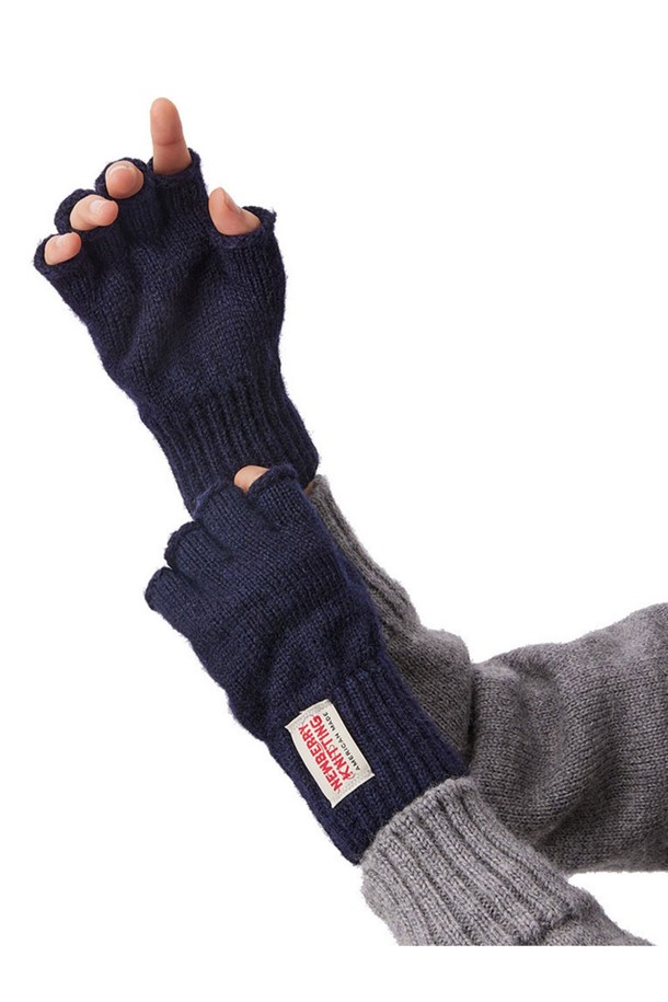 네이비 컬러의 핑거리스 장갑입니다. 부드러운 울, 나일론, 디어스킨 가죽 소재를 사용하여 가을, 겨울철 보온성을 높였습니다. 케이블 패턴과 가죽 패치가 돋보이는 디자인으로, 캐주얼, 클래식, 미니멀 스타일의 데일리룩, 산책룩, 데이트룩에 잘 어울립니다. 핸드메이드로 제작되었으며, 한국인 손 사이즈에 최적화되어 편안한 착용감을 제공합니다. 프리미엄 패키징과 내구성을 강화하여 소장 가치를 높였습니다.

