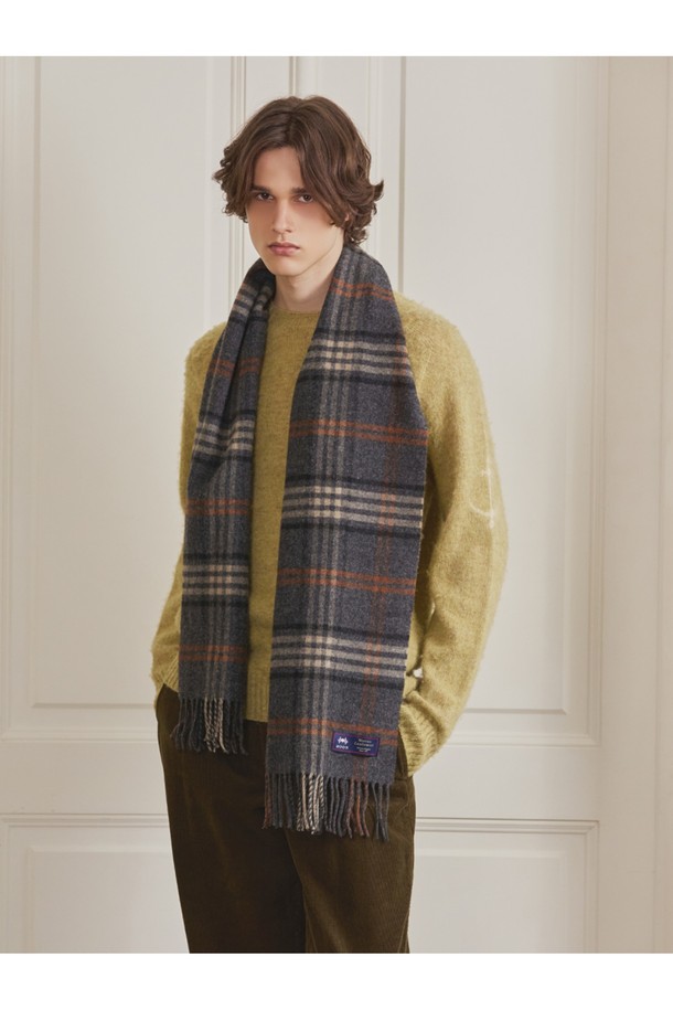 메리노울 숄 머플러 50cm - 트루맨 차콜 브릭은 부드러운 메리노울 소재로 제작되어 가을, 겨울철 따뜻함을 선사하는 머플러입니다. 얇은 두께감과 50cm 너비로 다양한 스타일 연출이 가능하며, 숄 스타일 디자인으로 우아함을 더했습니다. 차콜과 브릭 컬러의 조화로운 체크 패턴은 클래식하면서도 세련된 분위기를 연출하며, 프린지 디테일이 돋보입니다. 출근룩이나 모임룩에 포인트 아이템으로 활용하여 미니멀, 캐주얼 스타일 모두 소화할 수 있습니다.
