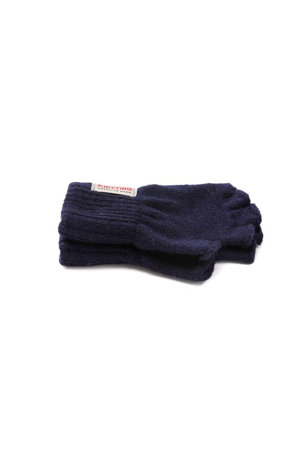 네이비 컬러의 핑거리스 장갑입니다. 부드러운 울, 나일론, 디어스킨 가죽 소재를 사용하여 가을, 겨울철 보온성을 높였습니다. 케이블 패턴과 가죽 패치가 돋보이는 디자인으로, 캐주얼, 클래식, 미니멀 스타일의 데일리룩, 산책룩, 데이트룩에 잘 어울립니다. 핸드메이드로 제작되었으며, 한국인 손 사이즈에 최적화되어 편안한 착용감을 제공합니다. 프리미엄 패키징과 내구성을 강화하여 소장 가치를 높였습니다.
